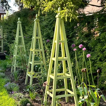 Обелиск садовый